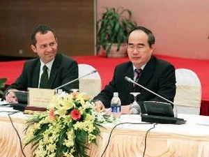 越南政府副总理阮善仁会见UNESCO总干事助理 